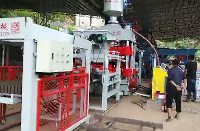 福建液壓磚機(jī)、靜壓磚機(jī)現(xiàn)場
